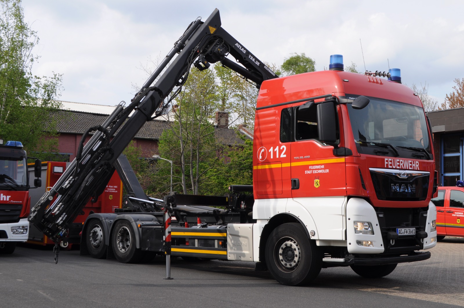 Negativbeispiel eines aufgebauten Feuerwehrfahrzeugs mit störenden Schatten und eingeschaltetem Blaulicht